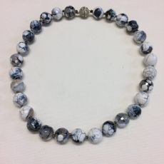 Halsband med blågrå agatpärlor. 