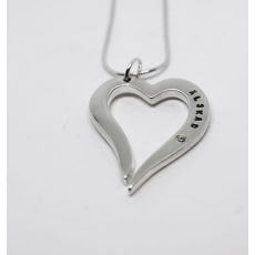 Halsband från kollektionen Open Heart Stort med text och en sten Silverkedja 45 cm
