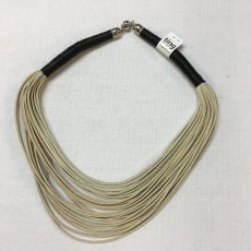 Halsband i läder med 24 trådar. Vit/svart. 