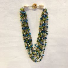 Halsband med tio rader av pärlemor. Blå-grön.  