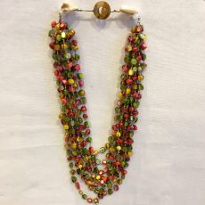 Halsband med tio rader av pärlemor. Röd-grön. 