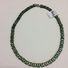 Halsband med rektangulära hematitpärlor. Grön.