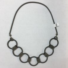Halsband i stålfjäder med flera ringar.