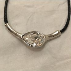 Halsband med vit kristallberlock 