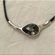 Halsband med grå kristallberlock 