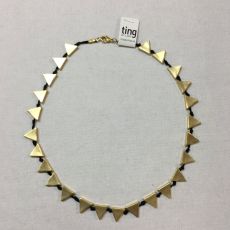 Halsband med guldfärgade trekanter. 
