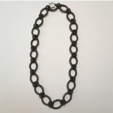 Halsband i stålfjäder med ringar.