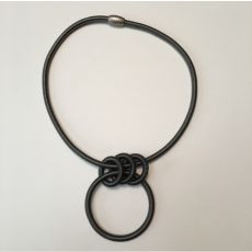 Halsband i stålfjäder med stor ring.