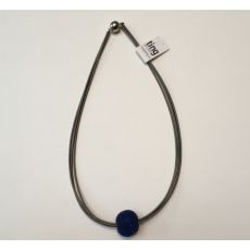 Halsband med tunna stålfjädrar och blå kula. 