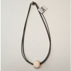 Halsband med tunna stålfjädrar och vit kula. 