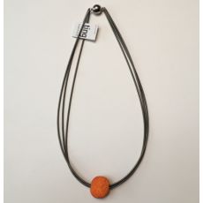 Halsband med tunna stålfjädrar och orange kula. 