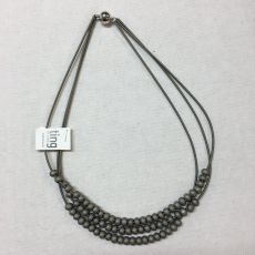 Halsband med stålfjäder och kristallringar. Ljusgrå.