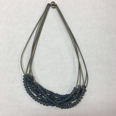 Halsband med stålfjäder och kristallringar. Ljusblå.