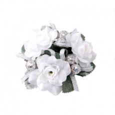 Ljusmanschett för kronljus med vita rosor och silverdekoration
