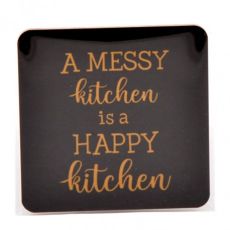 Kylskåpsmagnet  "a messy kitchen" svart med guldfärgad text