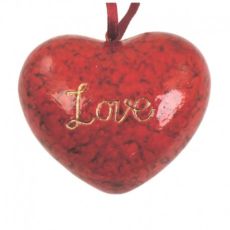 Rött hjärta att hänga med texten love 6.5 cm. julpynt från swerox.